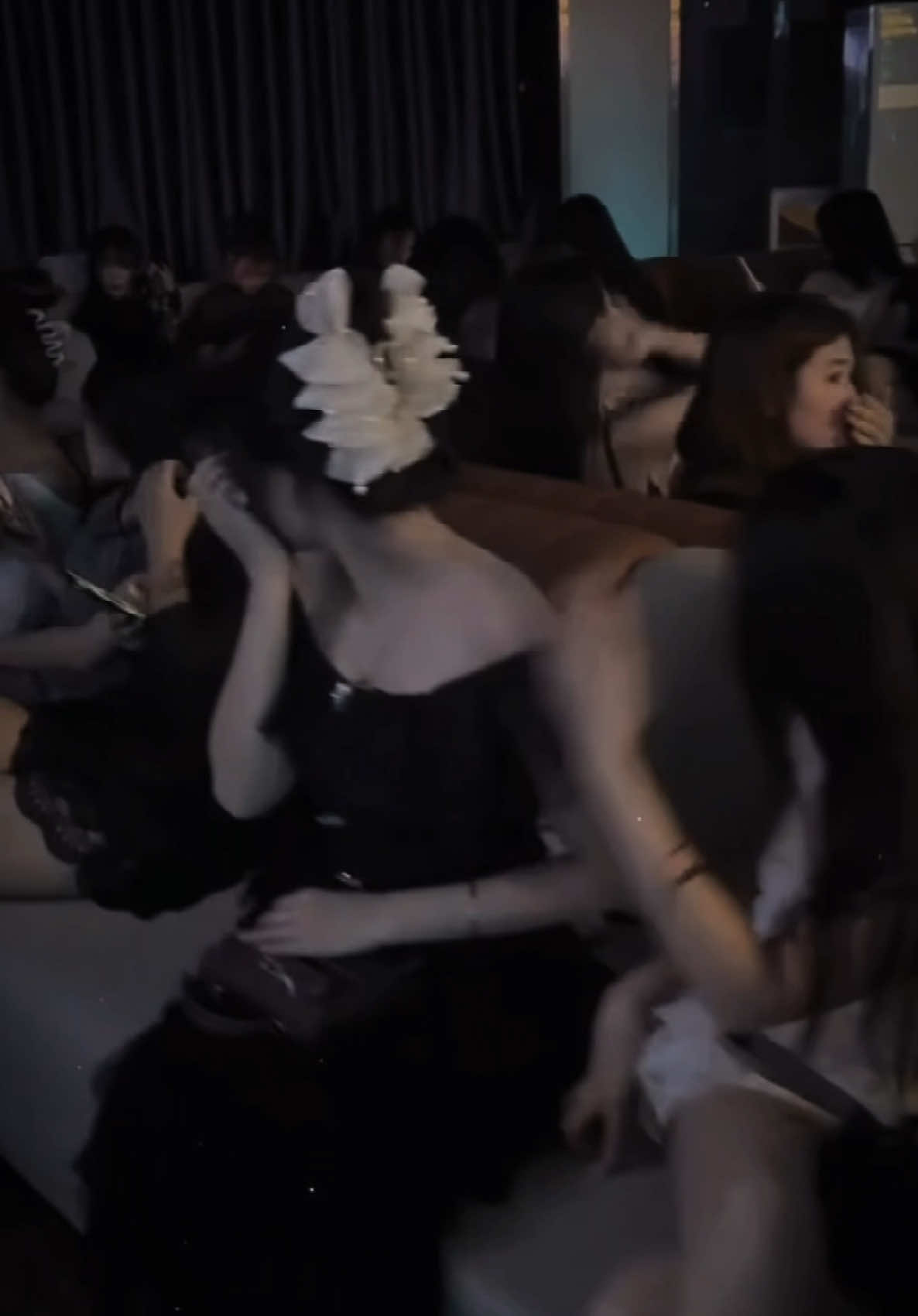 还没安排今晚行程的人看过来，安排交给我吧： ✅ 订个KTV包间 ✅ 选个乖乖的小姐姐 ✅ 开心玩到飞起～ 还在犹豫什么呢？快来订位吧，小妹乖、小妹会唱歌、小妹等你一整天啦～#galaxyktv #北宁 #bacninh #beiningktv #xuhuong 