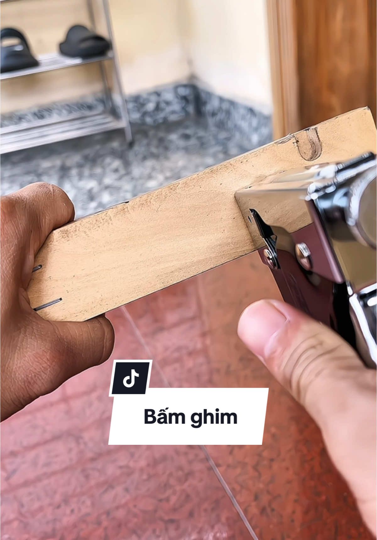 Dụng cụ bắn đinh ghim cầm tay có tăng lực đi kèm 1 hộp ghim 600 chiếc. #dungcubanghim #dungcubandinh #dungcubamghim 