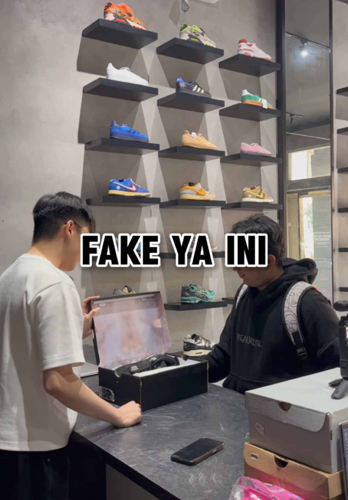 Mau Jual Sepatu 8.5 Jt Ehh Malahan Kena Prank Dia !! @uncharted_sply  . #fyppppppppppppppppppppppp #tokosepatu #giveaway #sepatuoriginal #Kingofcoinflip #videoviral #sneakershopping 
