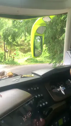 Masih dengan rindu yg sama, dan untuk orang yang sama,. #drivermudapunyacerita #busmaniaindonesia #buslovers #busbasuri #busgresik #queentrans #adiputrolovers #adiputrojetbus5 #hinorm280euro4 #wonderfulindonesia #serunyaliburan #viral #balibagus 
