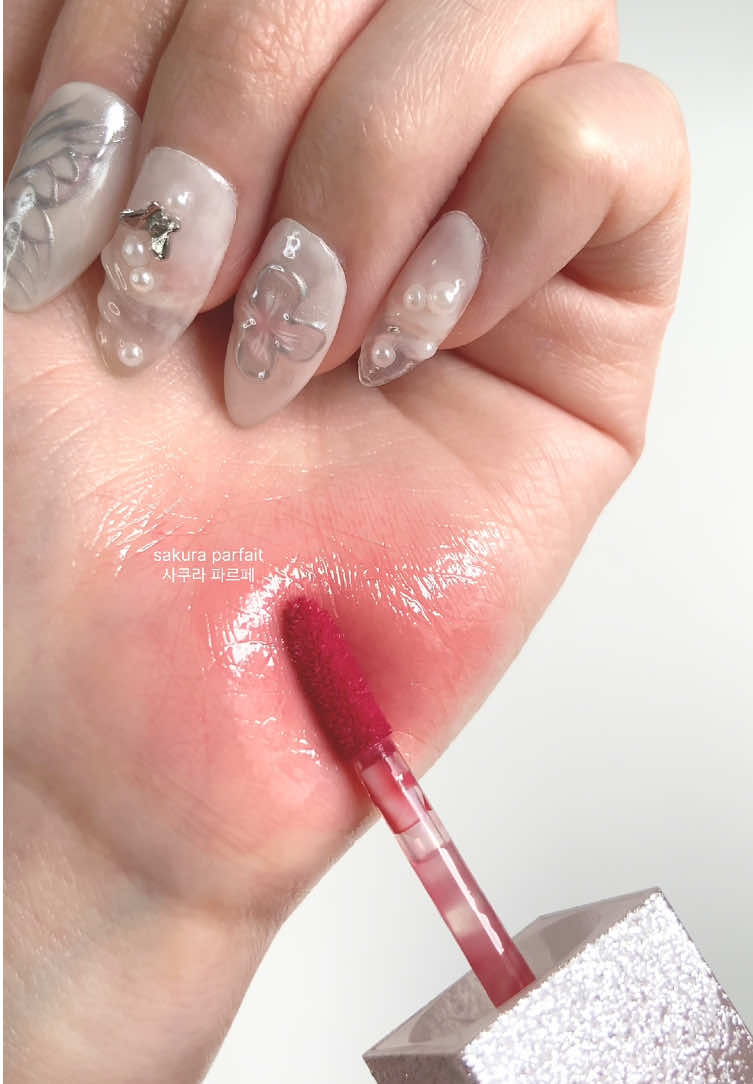 Dasique Juicy Dewy Tint - Romantic Blossom Edition 🌸 ♡Sakura Parfait 사쿠라 파르페 #dasique #dasiquemakeup #kbeauty #koreanmakeup #juicydewytint #sakuraparfait #makeupaesthetic #dasiqueliptint #fypシ゚ #makeuptiktok @dasique 