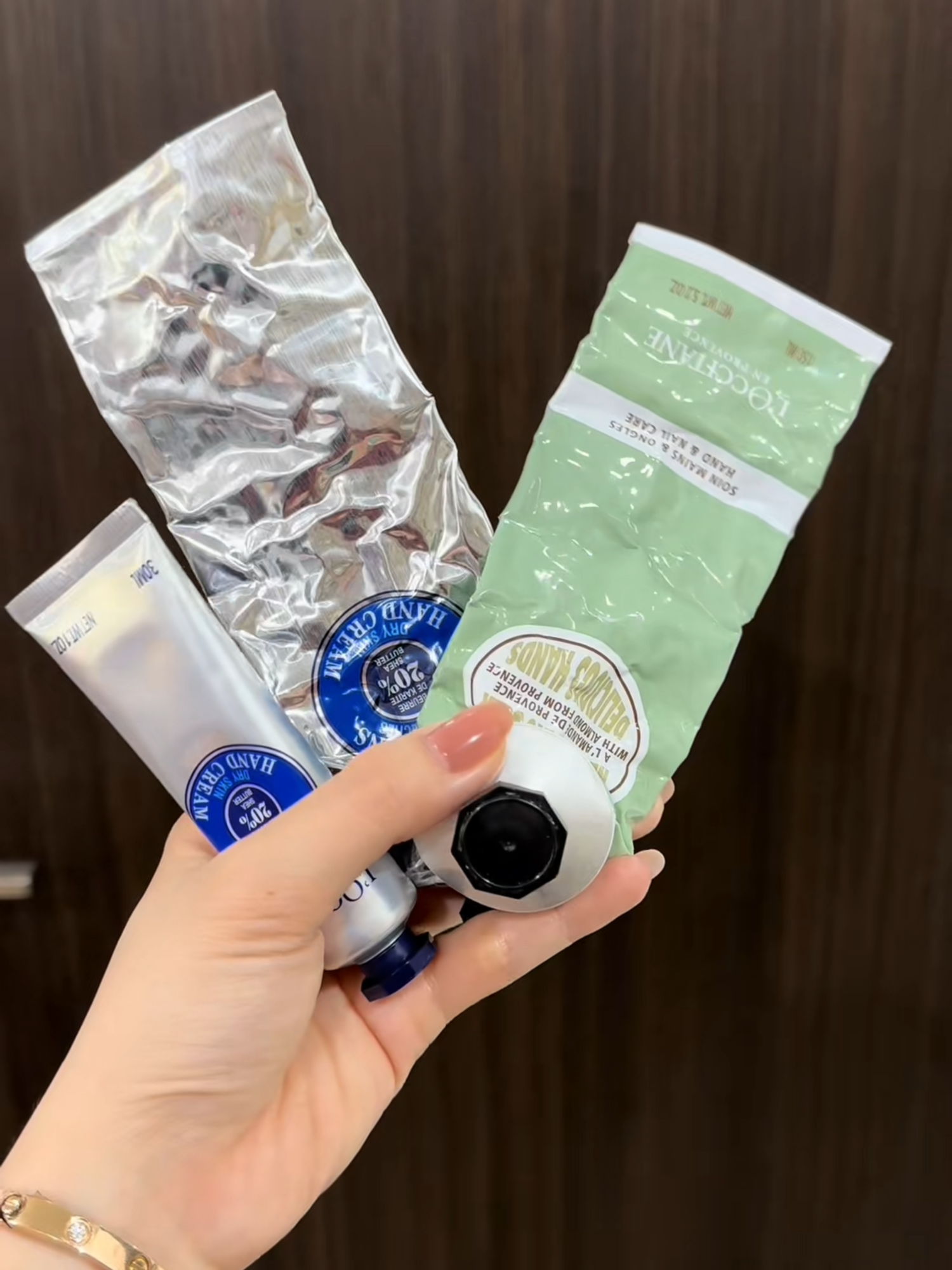 Kem dưỡng da tay L’Occitane - Có chăm là sẽ đẹp , chăm da tay đi mấy bà da tay mịn đẹp nhìn mình cũng trẻ trung theo đó ạ #luongcamtu #loutu #goclamdep #loccitane