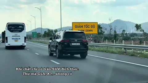 Bon bon trên cao tốc bắt gặp ước mơ SUV khung gầm rời Toyota Landcruise VXR lướt qua đầy uy lực và dũng mạnh. #toyota #suv #landcruiser #lc300 
