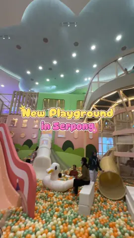 Ada playground baru di Gading Serpong yang lengkap banget fasilitasnya 👌🏻 Lokasinya juga gedung sendiri, strategis, gak perlu masuk mall. Ada loker, cafe buat makan, toilet dan tempat ganti bajunya juga bersih. Cuss gaskeun, buat playdate seru banget dijamin anak2 happy 🤗