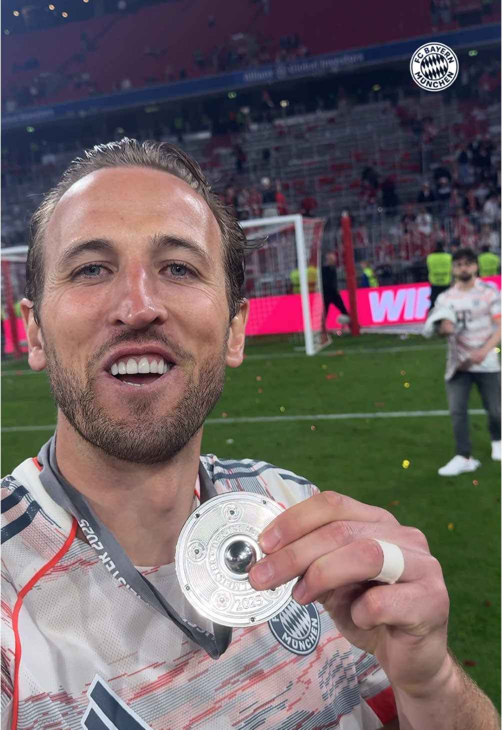 Champions, baby! 🏆 @Harry Kane 🤝 #FCBayern #MiaSanMia 