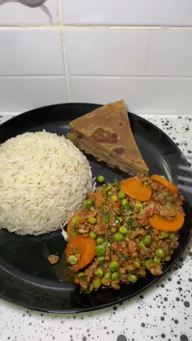 Minced beef and peas served with boiled rice and brown chapati 