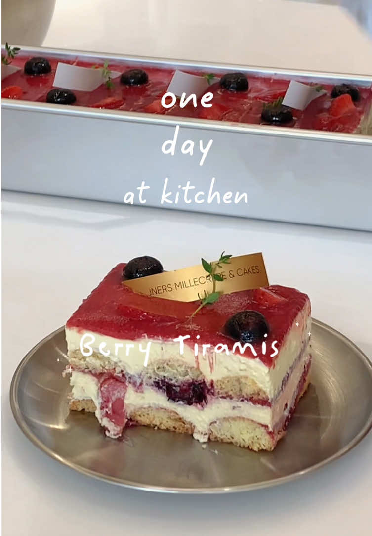 Follow our kitchen activities — this time, we’re making Berry Tiramisu! Soft, creamy, and with a delightful combination of sweet and tangy 🍓✨ Have you tried this flavor of our tiramisu? It’s light, fruity, and definitely worth a try! 🤤 #tiramisu #berrytiramisu #cafemedan #dessert #dessertcafe #dessertcafemedan