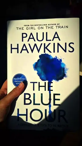 Mi lectura actual, lo habeis leído?? 📖🩷 #paulahawkins #thebluehour #lahoraazul #thegirlonthetrain #crimebook #fyp #waterstones 