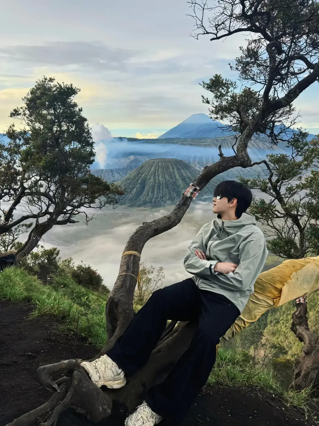 This place is beautiful, do you want to come with me? 😄 #bromo #indonesia #chineseboy #handsome #fyp #抖音 #江辰 #douyin 