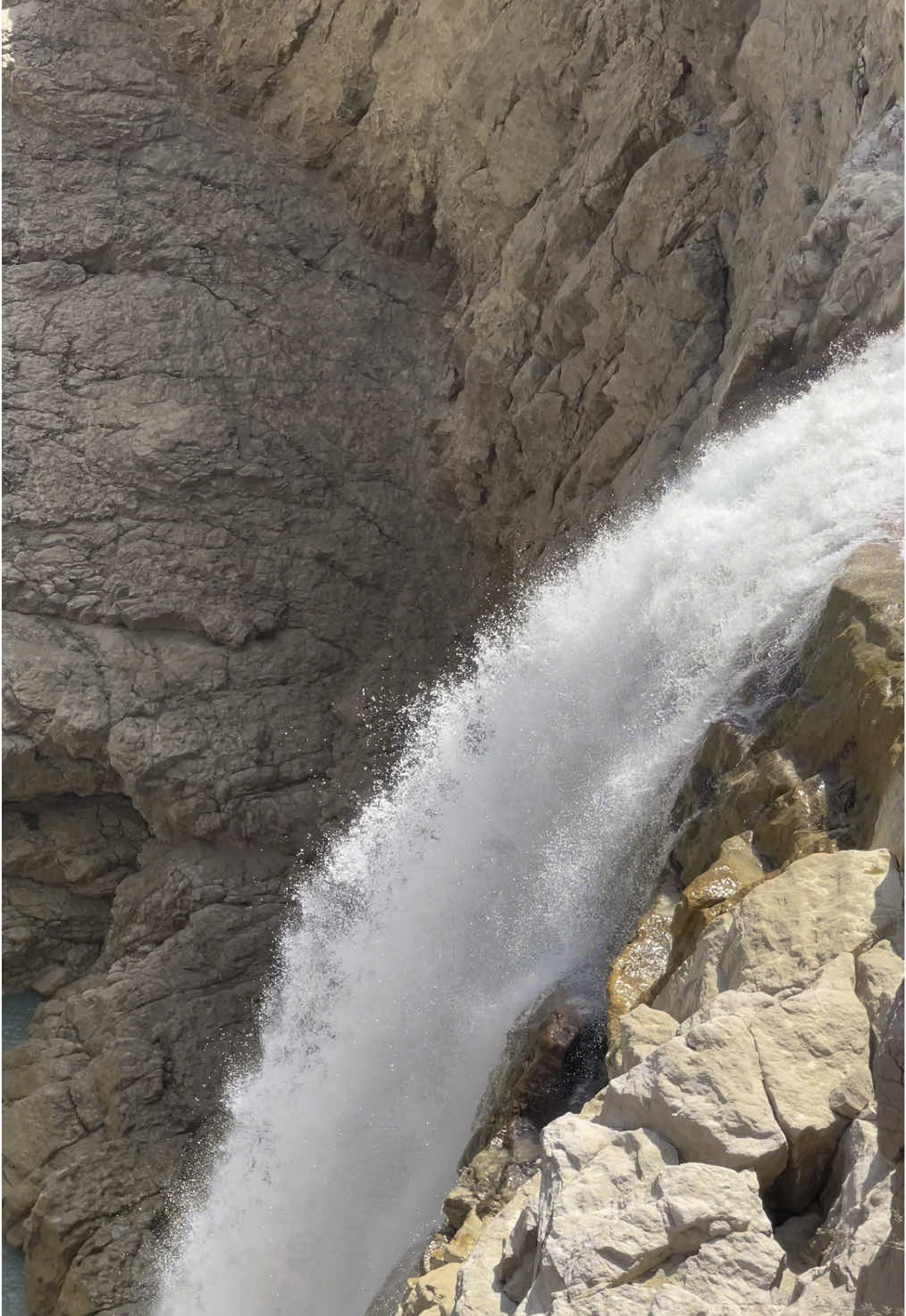 One of largest waterfall of Balochistan 📍Ozano khuzdar #hikingbalochistan #adventure #explore #naturebeauty 