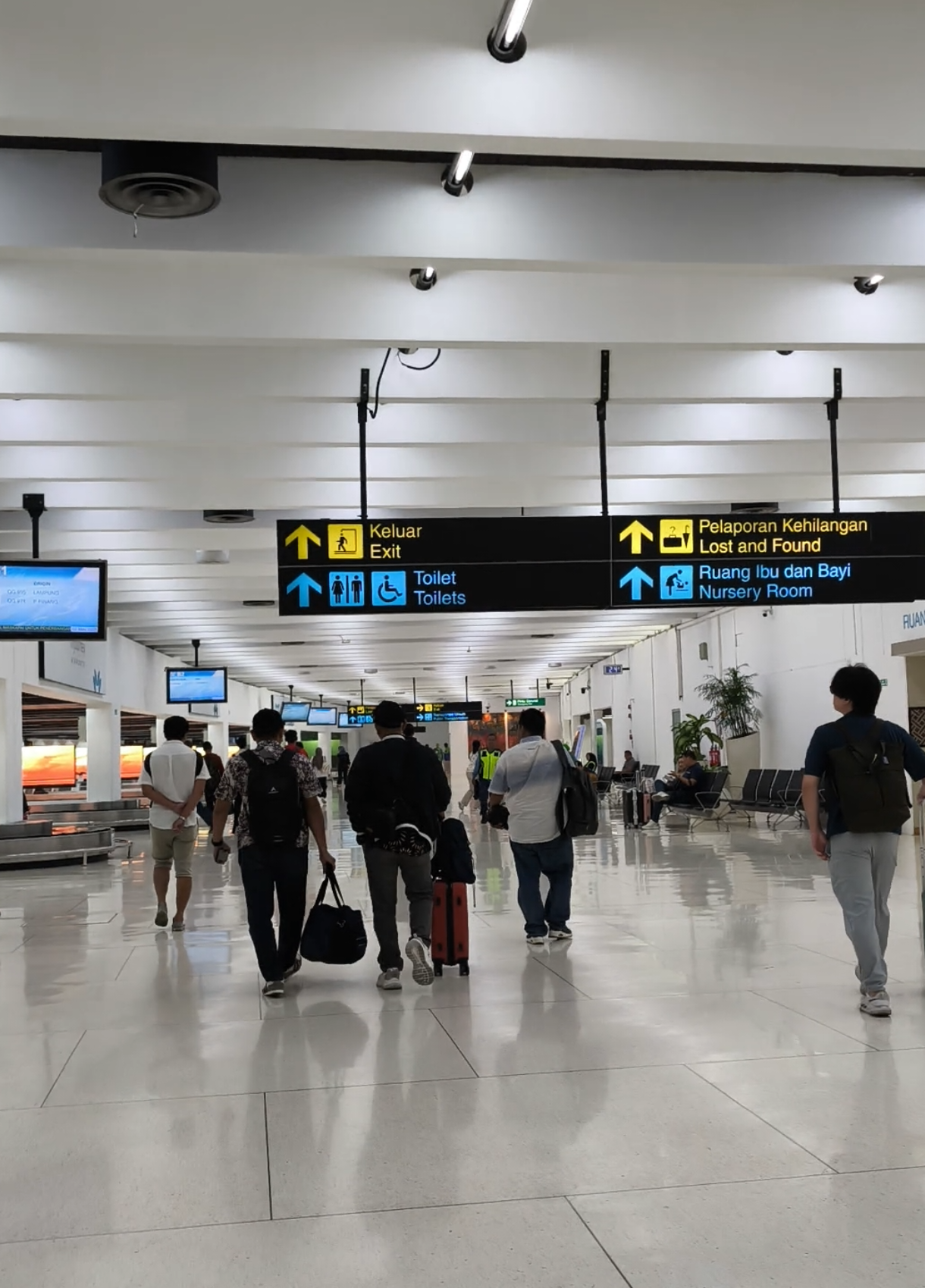 mentahan jalan-jalan keluar dari Terminal 1 Internasional Airport Soekarno-Hatta mau ngambil bagasi terdaftar buat bahan prank teman pacar mantan atau selingkuhan sebagai aktifitas sehari-hari liburan #storywhatsapp #mentahan #mentahanjalanjalan #mentahanvideo #mentahanstorywa #mentahanprank #mentahankata #mentahanstory #mentahankatakata #citilink #cgk 