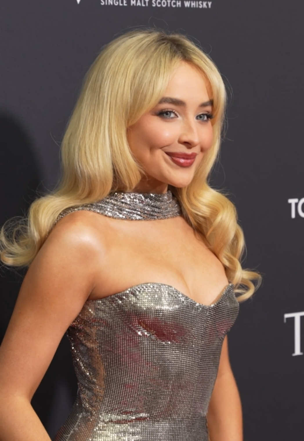 Per apprezzare appieno il fenomeno globale che è #SabrinaCarpenter, bisogna andare a uno dei suoi spettacoli. Dovete sentire con le vostre orecchie un'arena che canta il testo molto sessuale e sgrammaticato del suo tormentone 