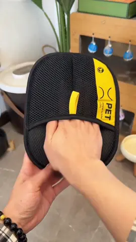Portable pet hair removal gloves! The electrostatic principle ensures efficient hair adhesion.Carry it around and clean it at any time.You can walk your pet with peace of mind when traveling