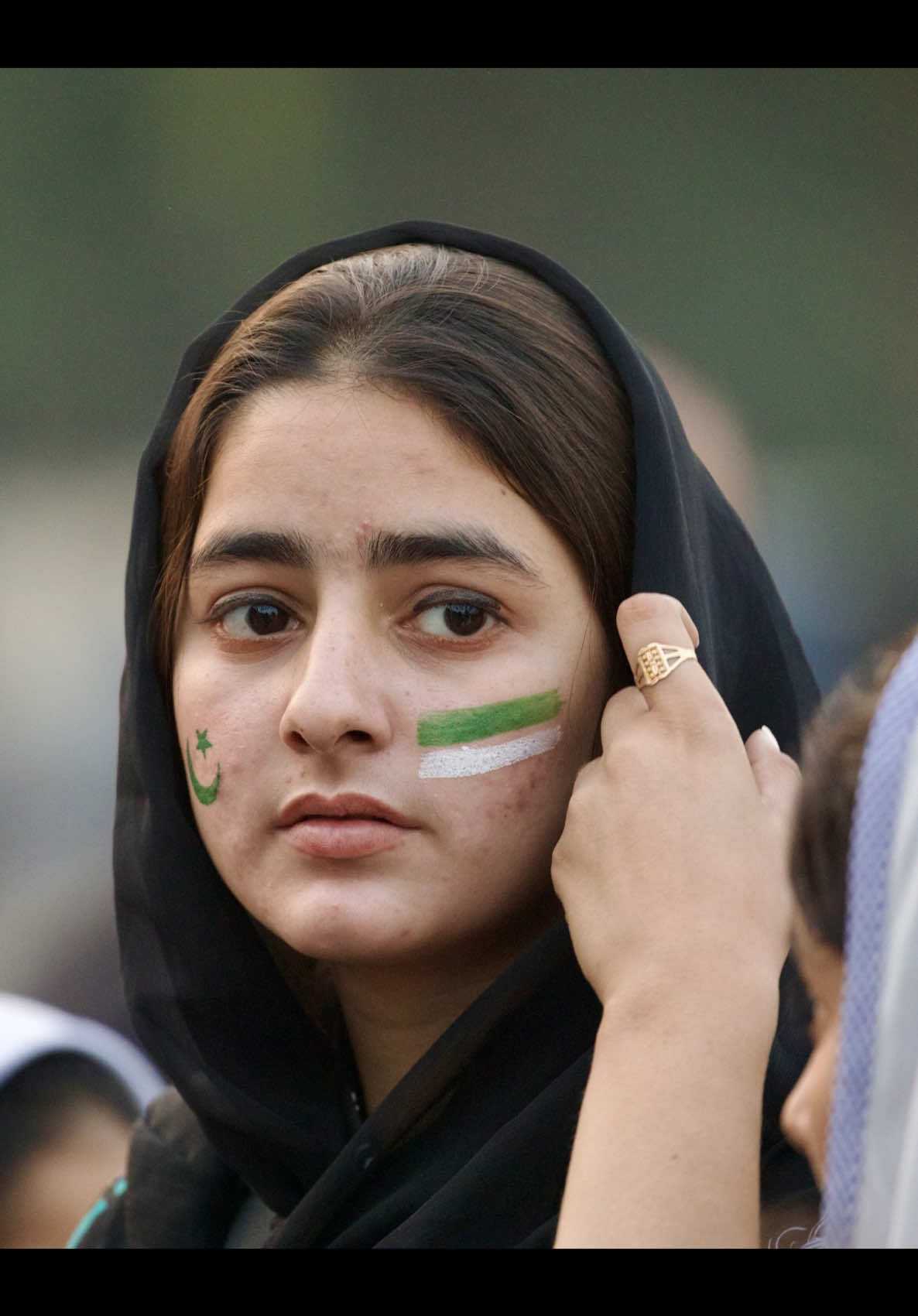 Cada atardecer, en la frontera de Wagah, India y Pakistán transforman la línea que los divide en un espectáculo de orgullo, sincronía y fervor nacional. Una ceremonia militar tan tensa como teatral, donde el paso marcial y las miradas desafiantes se convierten en un ritual diario de identidad y frontera. #WagahBorder #IndiaPakistan #BorderCeremony #Patriotism #TravelAsia #CulturalRitual #WagahCeremony #MilitaryTradition #IndoPak #Lahore  