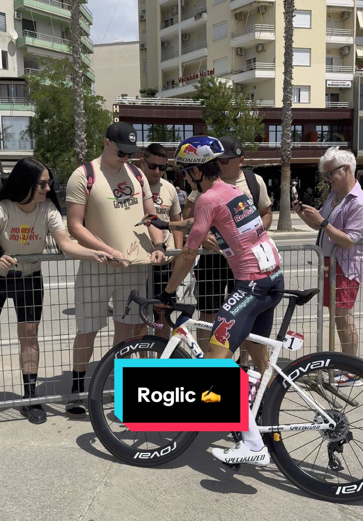 Primoz Roglic always has time for the fans!  #cycling #roadcycling #giro