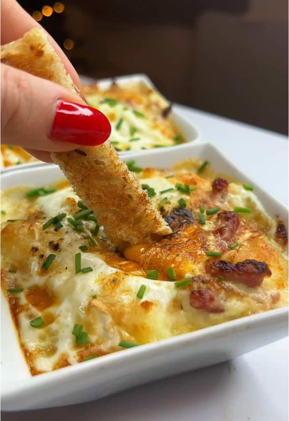 ŒUFS COCOTTE CHÈVRE LARDONS 🥚🤩 La recette la plus facile et rapide du monde  INGRÉDIENTS pour 2 personnes :  - 1/2 oignon jaune  - 1/2 oignon rouge  - un filet d’huile d’olive  - un bon filet de vinaigre de cidre  - 200 g de lardons  - 20 cl de crème fraîche liquide  - buche de chèvre  - 2 œufs  - 2 pincées de poivre  • commence par faire revenir tes oignons émincés, dans un peu d’huile d’olive  • après 5 minutes, ajoute le vinaigre de cidre pour caraméliser et fais revenir 2 minutes • ajoute les lardons et laisse cuire • dispose une tranche de bûche de chèvre dans un ramequin, ajoute le mélange oignon lardon puis dispose à nouveau des petits morceaux de bûche de chèvre  • forme un puit au centre et casse un œuf dedans  • ajoute un peu de poivre  • fais cuire 7 min à 180 degrés au airfryer  #oeufcocotte #recettesimple #recettefacile #recetterapide #oeuf #airfryer #oeufairfryer 