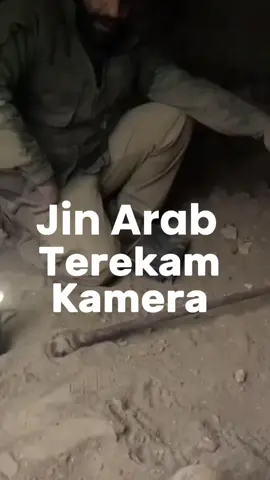 Penampakan Jin Arab di Gua Terpencil! Sebuah video viral memperlihatkan sosok misterius yang diduga jin Arab di dalam gua terpencil di Timur Tengah. Suara angin yang menderu, batuan bergema, dan bayangan bergerak cepat membuat bulu kuduk merinding. Apakah ini nyata atau hanya ilusi? Tonton sampai habis dan tulis pendapatmu di komentar! penampakan jin arab di gua, jin asli terekam kamera, video penampakan jin nyata, gua angker timur tengah, kisah mistis viral, jin gua arab, cerita horor nyata tiktok, misteri jin di timur tengah #PenampakanJin #JinArab #MisteriGua #CeritaHoror #FenomenaGaib #HororNyata #ViralTikTok #KisahMistik #JinAsli #GuaAngker 