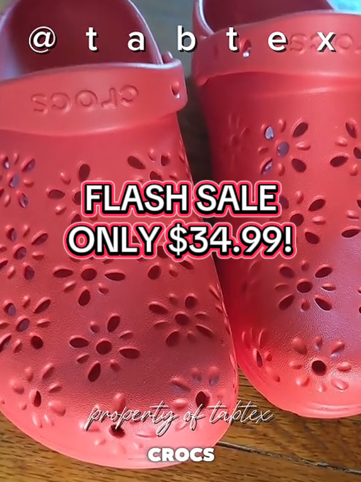 So pretty and the Crocs Floral Clogs are now on flash sale!!! #crocs #flashsale #giftidea #tabtex #Summer #spring #floral 