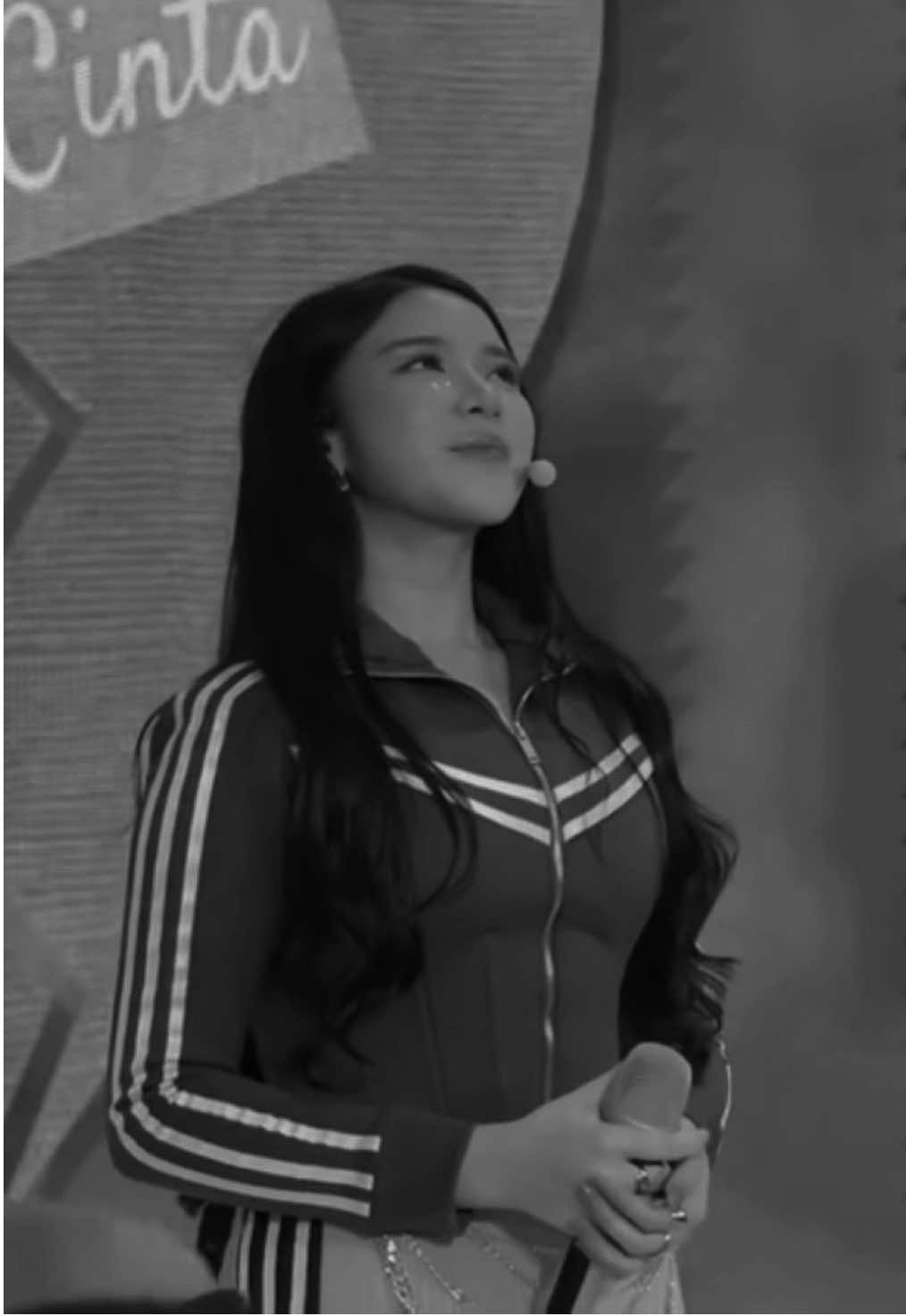 Titi sampe nangis gitu abis nyanyi sama mama🥹 [ #tanpacinta #tiaraandini #fypシ #fypdongggggg #song #bukanuntukku #kupukupu #masihhatiku #ngeluwihi #flipitup #cintanyaaku #tega #bymyside #gemintangtiara #usai #menjadidia #merasaindah #janjisetia #hadapiberdua #lagupernikahankita #tiaravidibuktikan #tiara365 #bahaya #tiaraandini [ ⚠️ tw: fakebody #pov] 