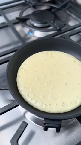 میدونی چرا هیچوقت پنکیک هات مثل رستورانها نمیشه  چون یا داری مراحل کارت رو اشتباه انجام میدی یا از یه دستور اشتباه داری استفاده میکینی این پنکیک خیلی ساده درست میشه ولی یه بافت حجیم و بسیار نرم تر از نسخه کلاسیکش داره که که دقیقا مثل پنکیک هایی میشه که باید کلی براش پول بدی تا ازش لذت ببری  موادی که  میخوای برای ۳ پنکیک  آرد.  ۲۰۰ گرم  تخم مرغ. ۲ عدد  شکر.  ۴۰ گرم  بیکینگ پودر. ۱۰ گرم  روغن یا کره ۱۰ گرم  شیر.  ۱۵۰ گرم  نکته اول که خیلی برای پنکیک مهمه همزدن تخم مرغ با شکره تا زمانی که بافت پیدا بکنه و غلیظ بشه نکته دوم هم زدن اهسته بعد از اضافه کردنه آرده  نکته سوم الک کردن آرد و بیکینگ پودره  و نکته آخر اضافه کردن ۱۰ گرم بیکینگ پودر برای فقط ۳ عدد پنکیکه  #علی_باغشاهی  سس تافی : شکر.  ۳۰۰ گرم  کره.  ۵۰ گرم  خامه.  ۱۰۰ گرم  شکر رو کارامل کنید و بهش خامه و در آخر کره اضافه کنید و خیلی با احتیاط اون رو هم بزنید تا یه سس جذاب برای پنکیک هاتون داشته باشید #علی_باغشاهی #آموزش_آشپزی #آشپزی #غذا #صبحانه #پنکیک #پنکیک_رستورانی #تافی #آموزش_حرفه_ای #bonappetit #pancakes  #خلیج_فارس