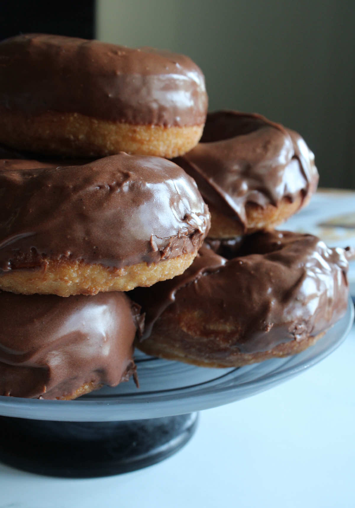 Strawberry Donuts with Chocolate Glaze - 560 g bread flour - 125 g sourdough starter - 200 ml milk - 100 g frozen strawberries (I take them out a few hours beforehand to let them thaw a bit and blend them) - 1 egg + 1 yolk - 60 g honey - 1 tablespoon vanilla - 12 g salt - 95 g butter Chocolate Glaze - 1 1/2 cups sifted powdered sugar - 2 teaspoons vanilla extract - 3 tablespoons cocoa - 3 tablespoons milk - 1 tablespoon melted butter Mix all ingredients in a round dish Extras - 2 cups oil for frying Steps 1. Feed the starter in the morning and start the dough at noon 2. In a mixer bowl, I'll Mix all the ingredients except the butter. 3. Let it rest for 20 minutes. 4. Add the butter little by little (after each addition, I wait until the butter is absorbed and no longer greasy before adding more butter). 5. Place the dough in a greased bowl and let it rise for 6-8 hours. 6. Place the dough in the refrigerator overnight for 8-12 hours. 7. In the morning, remove the dough 10 minutes beforehand so it can be more pliable. 8. Flatten the dough to a thickness of 1/2 inch and use a round cutter to cut the donuts with a circle in the middle. 9. Once the donuts are assembled, let them rise for 3-4 hours (until they have doubled in size). 10. Heat oil to 370F in a deep fryer. 11. Fry the donuts for 1 or 2 minutes on each side or until light brown. 12. Once the donuts are Once cold, I cover them with the glaze. 13. I let them cool and enjoy! #donuts #sourdough #sourdoughbread #bakingathome #glutenfree #dessert #sourdoughdonuts #CapCut #creatorsearchinsights 
