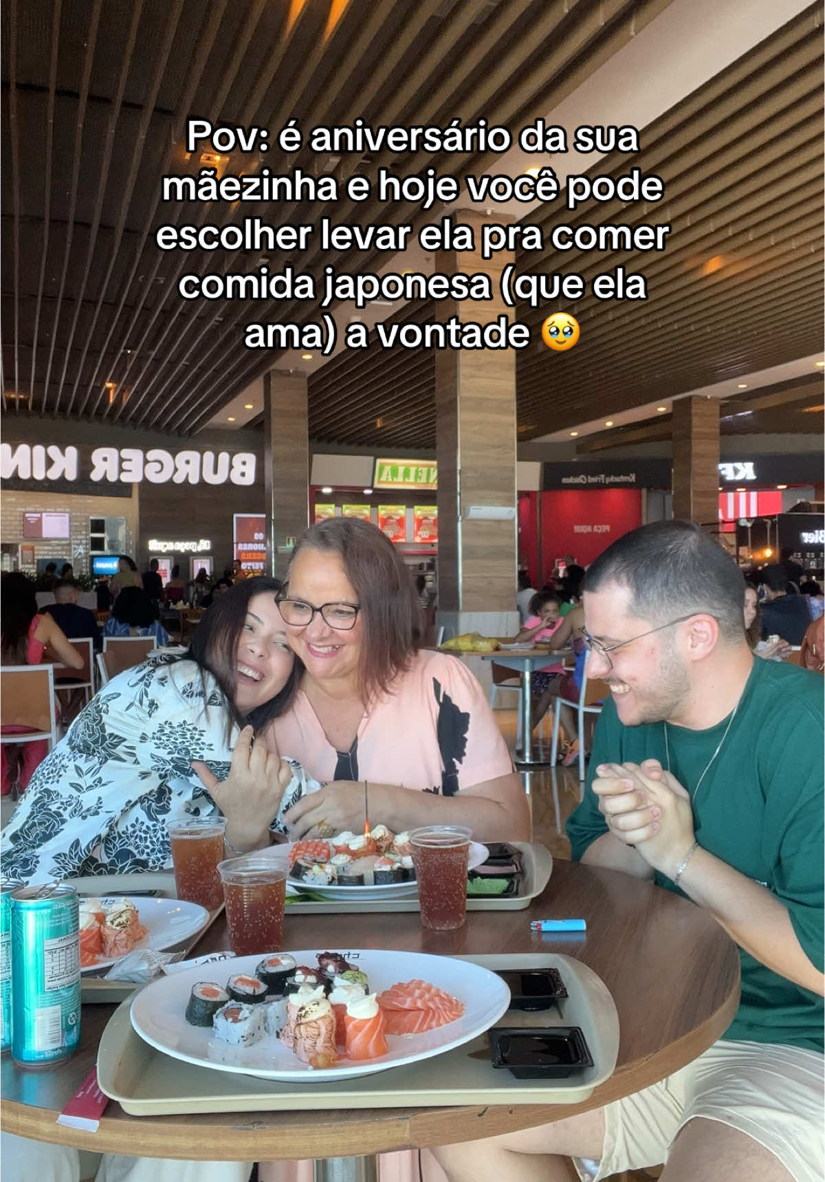 A Marianinha criança, que sonhava em mudar a vida da mamãe, ficou emocionada de poder levá-la pra comer sushi sem olhar o preço hoje 🥹 e ainda escolhemos um presentinho!! 🥰 Não tô nem perto de onde quero chegar e de tudo que quero fazer por ela, mas esse “simples” momento já foi um quentinho no coração e uma dose de motivação pra continuar, porque tá dando certo! 🙌🏼
