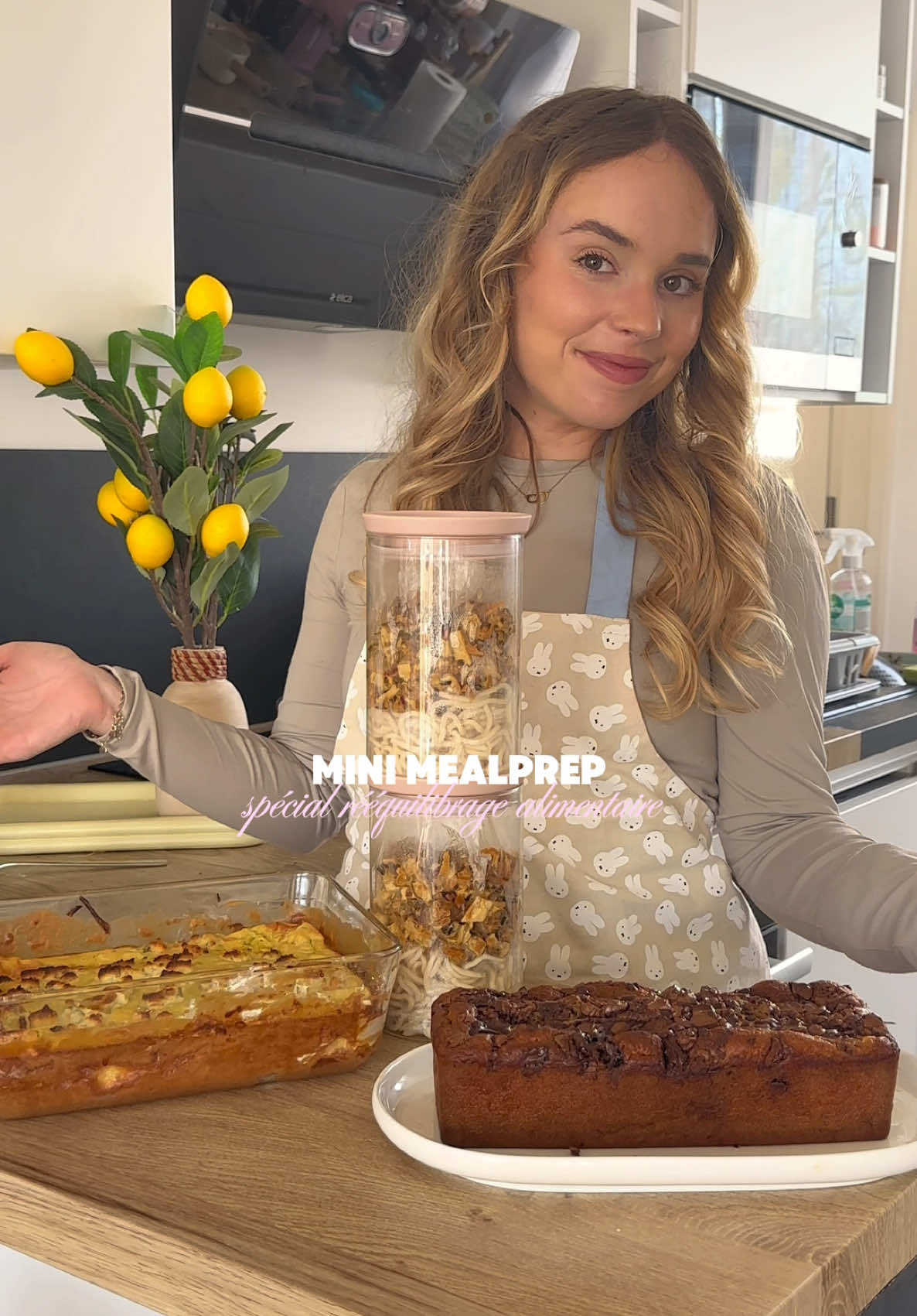 On prépare les premiers repas de la semaine ensemble 🥒🥬💚🥝 Pour la recette de banane bread, j’ai plein de recette sur mon compte dans ma playlist 