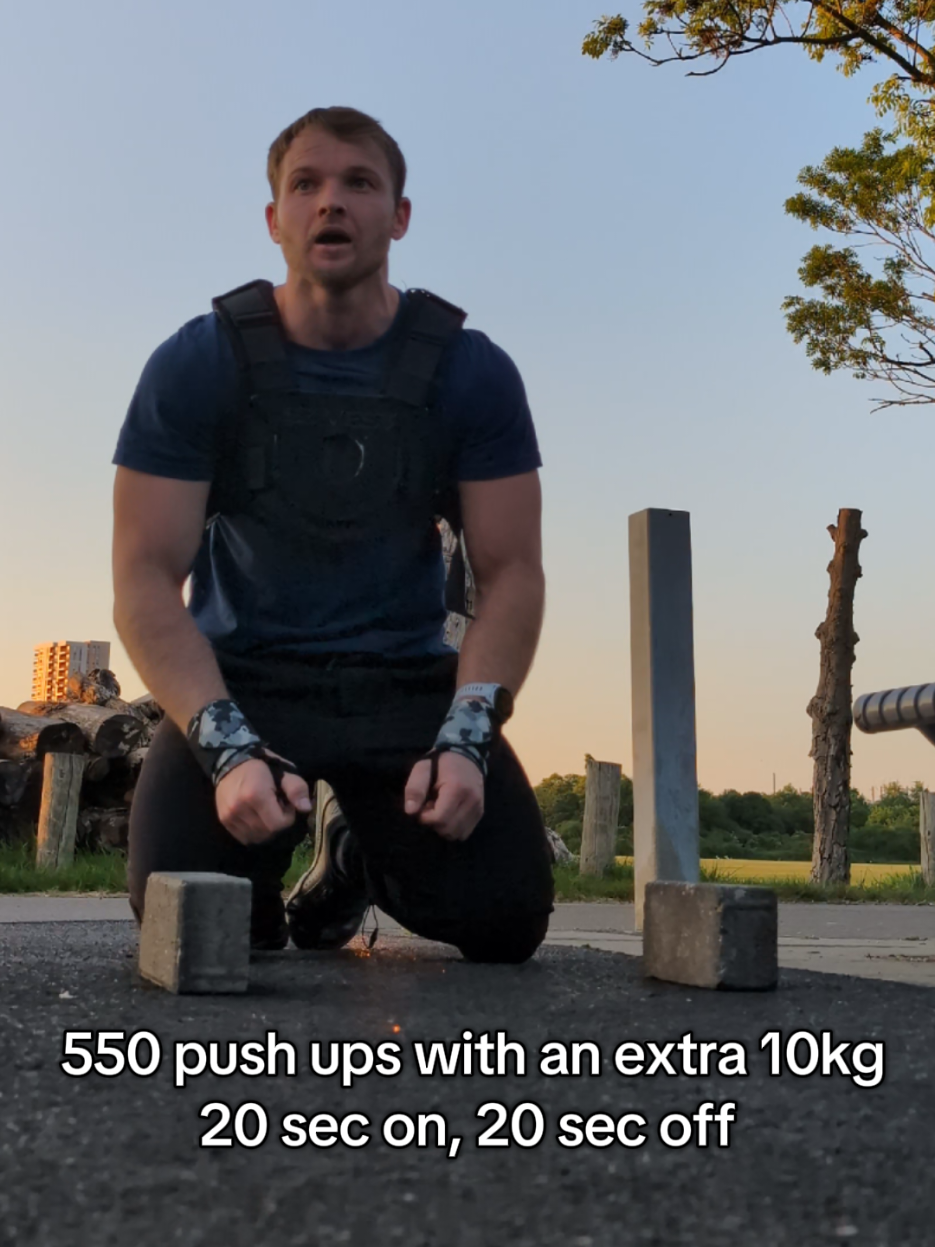550 push ups workout.. +10kg on the back.. 20 sec on, 20 sec off #pushups #endurancetraining #motivation #calisthetics #streetworkout #pushupsguide 