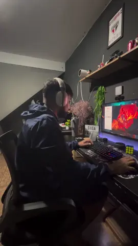 Logo agora ? 🥲  Feliz dia das mães moçada, e lembre-se que jogo online não tem pausa 😅  #gamer #pcgamer #setup #game #meme #Valorant #diadasmaes