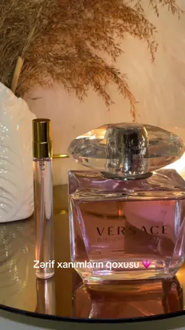 Versace Bright Crystal – təmiz, yüngül və təravətli qoxu istəyənlər üçündür 🫠 Nar, pion və lotus notlarıyla həm şirin, həm də zərif hiss etdirir. Hər gün istifadə üçün ideal, təmizliyi sevən xanımlar üçün gözəl seçimdir. • Üst notlar: Nar ,Yuzu (şərq limonu), Buz notları • Orta notlar:  Pion, Maqnoliya, Lotus • Əsas notlar: Müşk, Maun ağacı (mahogany), Kəhrəba (amber) #versacebrightcrystal #dekantparfüm #originalparfum 