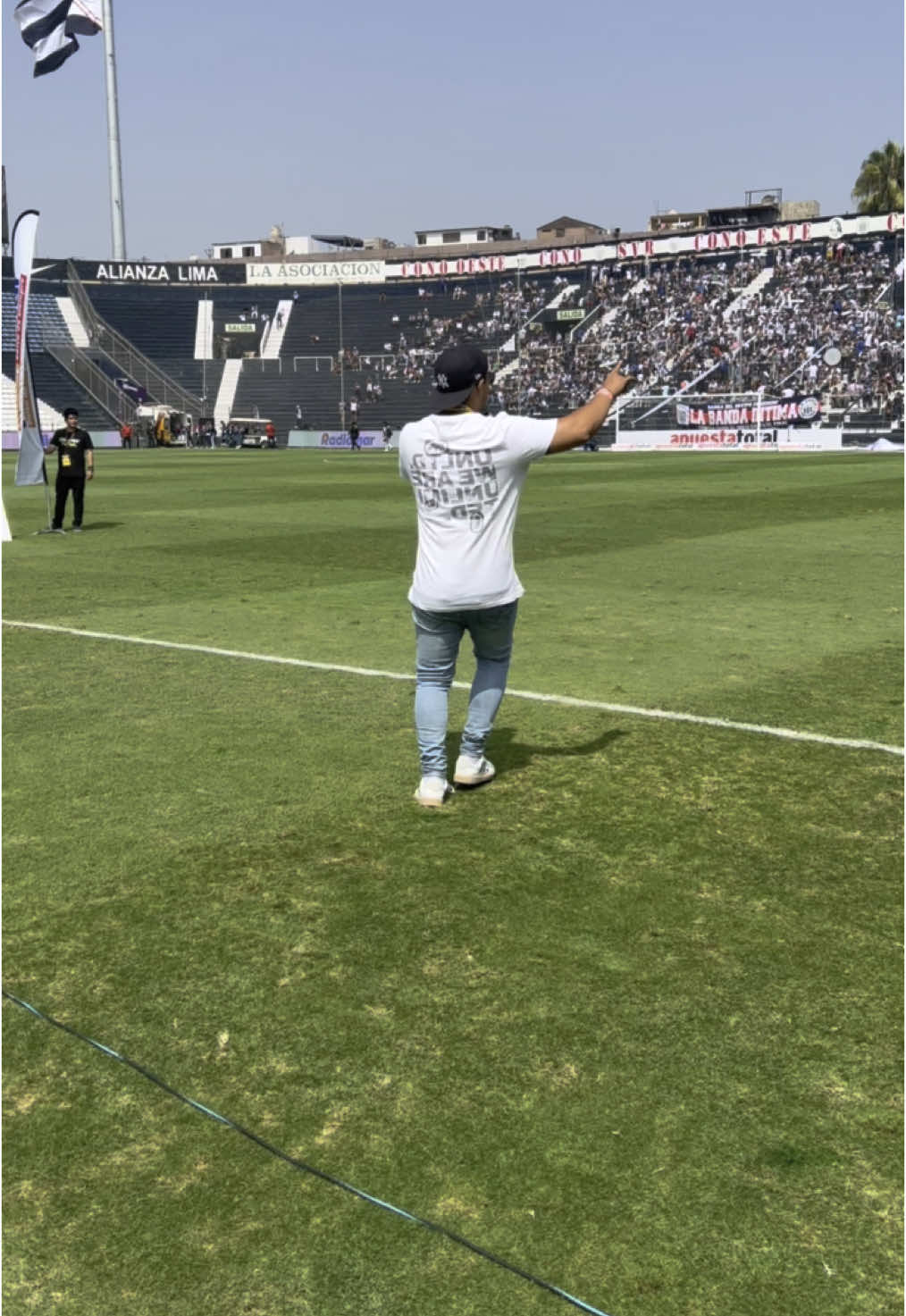 Gracias a toda la hinchada blanquiazul por el cariño en este día de las madres 💙💛❤️ Y como el show debe continuar tuve el honor de presentar a mi hermano @Maryto Y su Salson  #estadio #locutor #animacion #alianzalima #alianzalimacorazon #alianzalimacorazonn💙🇵🇪 #marytoysusalson 
