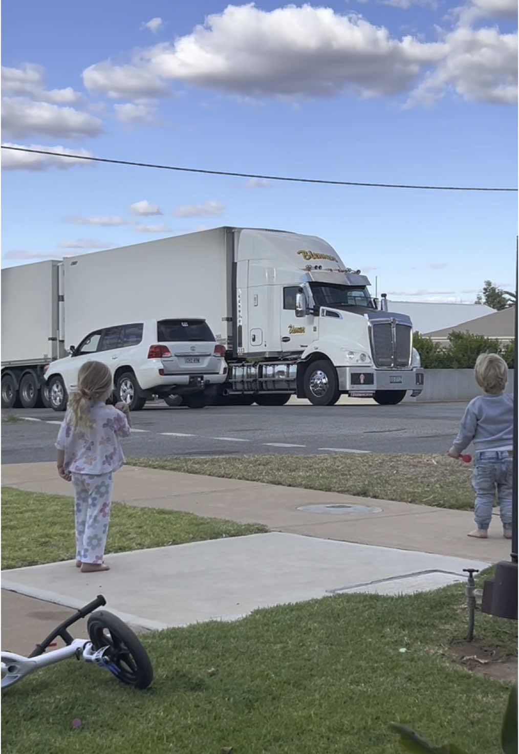 Can the kids get the truck to honk the horn ? #truck #semi #fyp #foryoupage 