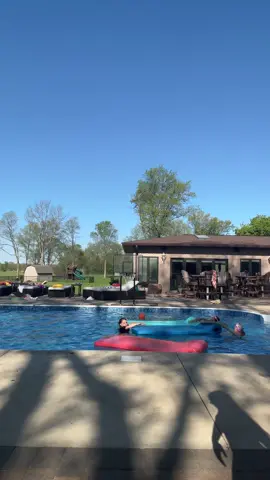 pool party at my house be there #getusfamous #fakebody