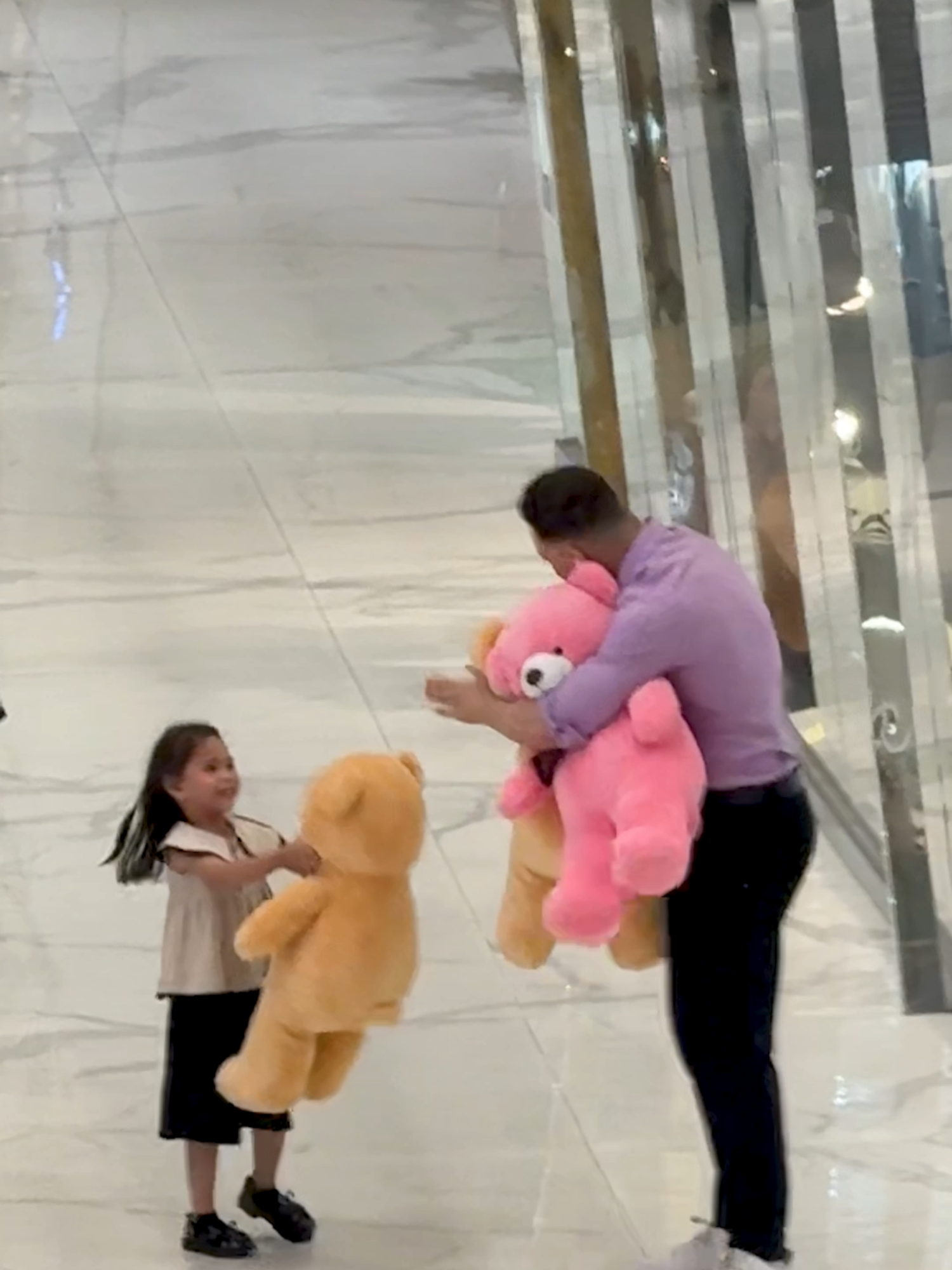 ตอนที่เธอพยายามแบกมันกลับมาให้ฉันคือที่สุดเลย 🐻🥹 #ThailandKindness #fyp @Chloe De Bloom 