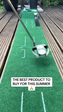 Great quality putting mat which can be used indoors and outside and brings the balls straight back to your feet! #fyp #golf #putting #puttinggreen #puttingmat #pga 