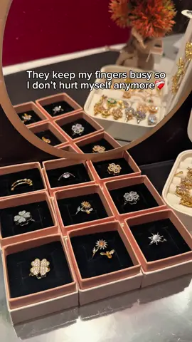 If you suffer from anxiety, I recommend that you try our anti-stress rings. Their rotating system helps me calm my anxiety when I want to damage my fingers and cuticles... This is the only way I managed to soothe my anxiety and nerves without hurting my hands ❤️‍🩹 The stones at the ends have a rotating design ⚙️, which allows you to focus on their movement and relieve anxiety, avoiding biting your nails 💅 and promoting concentration 🧠 #Antistressrings #relaxing rings #jewelry #antianxiety 