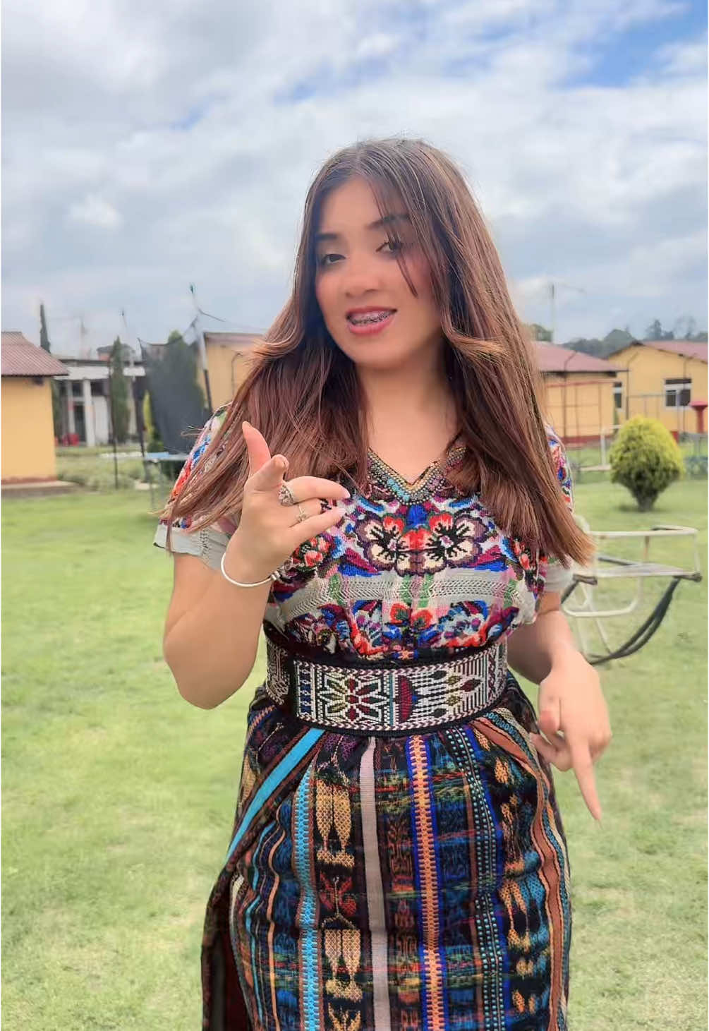 #trajestipicos🇬🇹🥰 #guatemala🇬🇹 @Rosy_Duarte✨ ✨ ¡Hermoso traje disponible! ✨🕺🏼💼 🔥 Elegancia y estilo en una sola prenda. Para más información, escríbenos al 49 0546 20 📲💬