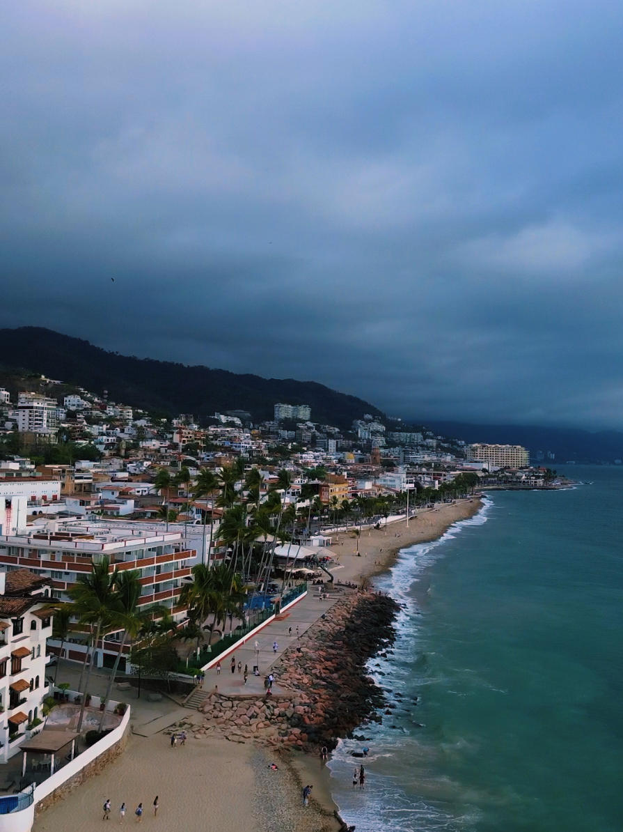 Hay vienen los tiempos de agua 😎 #lluvia #paisajes #cerros #playa #mar #nublado #nubes #arena #puertovallarta 