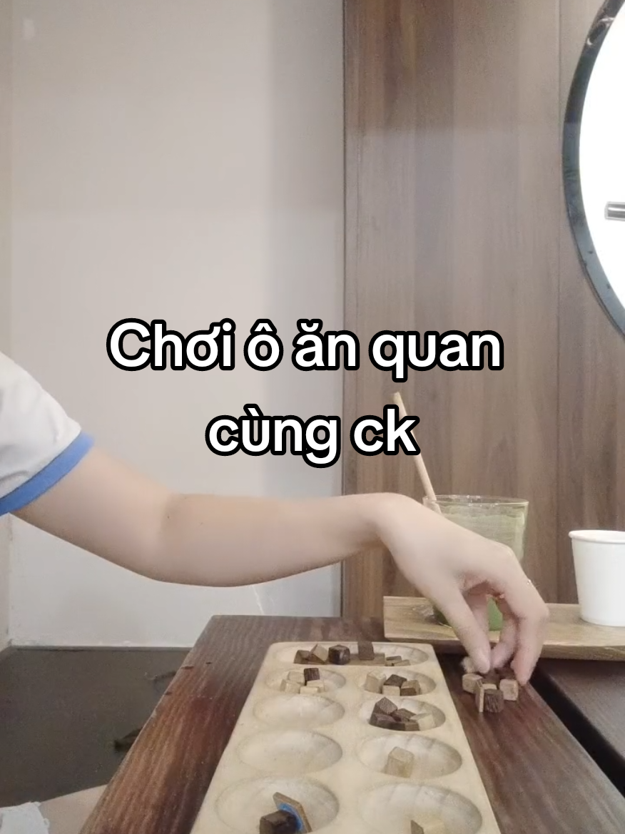 Cùng ck chơi ô ăn quan hạn chế bấm điện thoại, tăng tương tác với nhau. Thời nhỏ của 9x chơi trò này toàn lấy đá, vẽ phấn mà chơi thôi. Nay thì có bộ trò chơi sẵn, xịn xò hơn #dailyvlog #review #trochoivui 