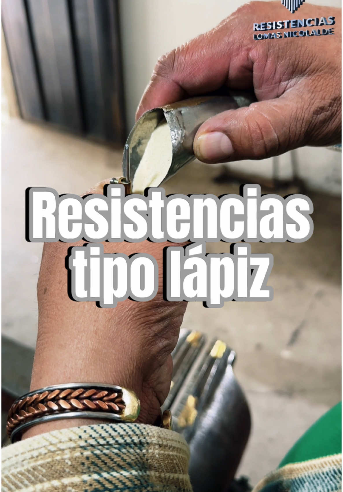 ✏️🔥 Así se fabrica una resistencia tipo lápiz o pin calefactor Pequeña, precisa y poderosa. Estas resistencias son ideales para calentar espacios reducidos como moldes, boquillas o equipos médicos. 🔧 Fabricación paso a paso: ✅ Corte del tubo ✅ Inserción del hilo resistivo ✅ Compactación con óxido de magnesio ✅ Sellado y prueba final de funcionamiento 💡 Diseñadas para durar en ambientes de alta exigencia térmica. 📲 Mira el video y conoce cómo fabricamos soluciones de calor compactas, pero eficientes. #ResistenciasEléctricas #PinCalefactor #IndustriaEcuador #TecnologíaIndustrial #FabricaciónIndustrial #IngenieríaEléctrica #CalorControlado #MantenimientoIndustrial #FYP #ViralEcuador