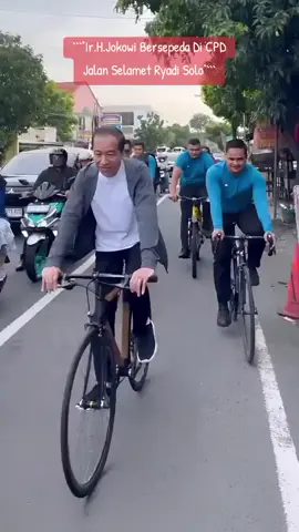 Ir. Joko Widodo Menyapa Warga Solo Dengan Bersepeda Pagi Di CPD Jalan Selamat Ryadi Dan Menikmati Soto Khas Solo Di Triwindu.  #Prabowo #Jokowidodo #Solo #NKRI🇮🇩 