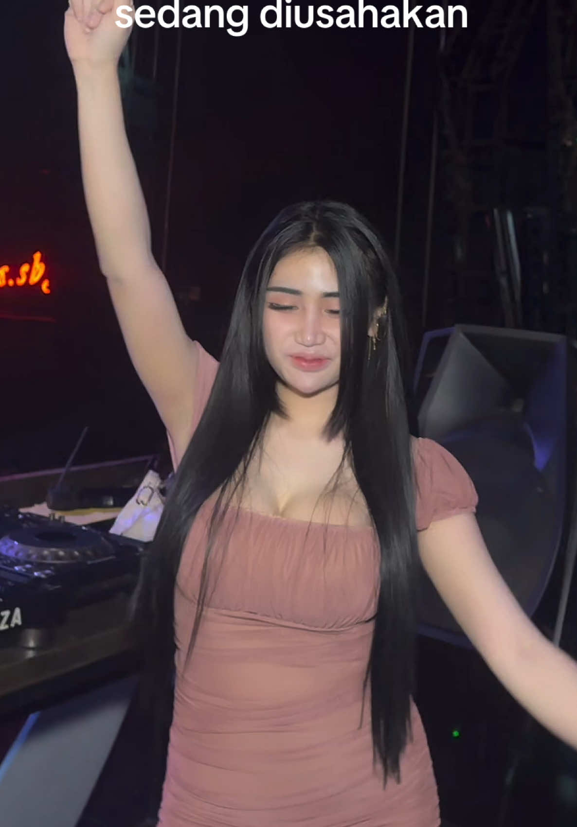 Kita Usahakan Lagi 💃💃 #djdewionthemix #thequeenoffunkotambyar #ibizasurabaya #djsurabaya 