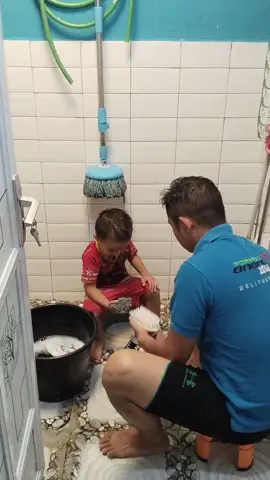 🧕🏻 : Yah tolong cuci sepatu Abang ya.. 🧒🏻 : okeee.. tiba² datang anak bujang... 👶🏻 : ayah, Abang mau bantu  🧒🏻 : ayooo, ambil kursi kecilnya ya... 👶🏻 : iyaa #fypシ゚viral #fyp #yyyyyyyyyyyyyyyyyy #sungailiat #bangka #ayahdananaklakilakinya 