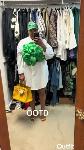 #onthewaytomymailbox #poshchick #outfitsinspo #OOTD #OutfitChange #flowertop #boyfriendshirt 
