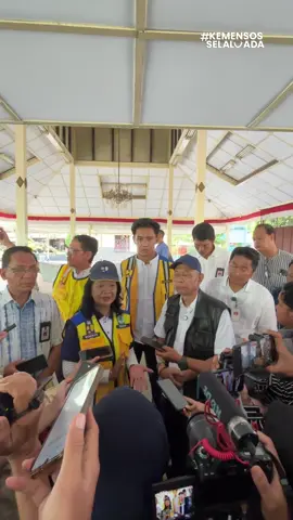 Wakil Menteri Sosial Agus Jabo Priyono bersama Wakil Menteri PU Diana Kusumastuti meninjau lokasi tambahan pembangunan Sekolah Rakyat di kawasan Taman Siswa, Yogyakarta (10/5). Kunjungan ini dilakukan untuk memastikan proses renovasi dan penambahan fasilitas berjalan optimal, demi mendukung kualitas pembelajaran di Sekolah Rakyat. Simak selengkapnya.