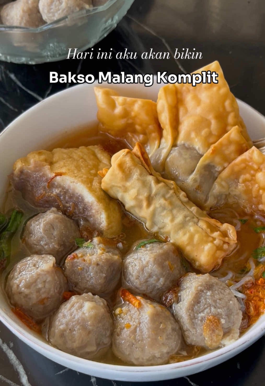 Save aja dulu, siapa tahu besok mau bikin. 😊 Bikin bakso malang komplit enak, anti gagal.  Kangen dulu waktu masih sekolah sering banget jajan bakso malang yg isinya komplit kyk gini. Harganya tidak terlalu mahal tapi dapat banyak macam. Sekarang udah agak jarang nemuin bakso yg isinya lengkap. Jadi hari ini aku bikin bakso sendiri. Tepungnya selalu pakai tapioka dari Pak Tanj Gunung dari @Rose Brand  Brand yg sudah tepercaya dalam membuat jajanan tradisional maupun makanan Indonesia lainnya. Tepung tapioka premium hasil lebih kenyal. Cocok untuk membuat bakso, pempek, somay, batagor lainnya. 🥰 Yuk bikin juga mama.  . BAKSO MALANG KOMPLIT Bahan 500 gram daging sapi  240 gram es batu/ air es 3 sdm bawang merah goreng 7 siung bawang putih goreng 1 butir putih telur  1 sdt garam 1 sdt kaldu bubuk sapi 1/2 sdt MSG A satu ROSE BRAND 200 gram Tepung Tapioka cap Pak Tani Gunung.  . Cara Pembuatan  Chopper daging dan es sampai halus. Masukkan bumbu lainnya kecuali tapioka lalu chopper sampai rata.  Masukkan tapioka, chopper kembali sampai rata.  Rebus air sampai panas (tdk mendidih) Cetak bakso menggunakan sendok. Masak api kecil sampai bakso mengapung dan matang. Angkat, masukkan dlm rendaman air es. Bakso siap diolah dgn bahan lainnya. Untuk tahu dan pangsit stepnya sesuai yg ada di video.  . Resep kuah bakso 8 bawang putih halus 1 sdt merica bubuk Garam dan kaldu bubuk Air rebusan tulang sapi.  . Pelengkap Bihun Jagung ROSE BRAND  Sawi Tahu bakso Pangsit Sambal Saus  Bawang goreng Seledri . #ResepPraktisROSEBRAND #KeasiTapioka #baksomalang #resepbakso #baksohomemade #meatball