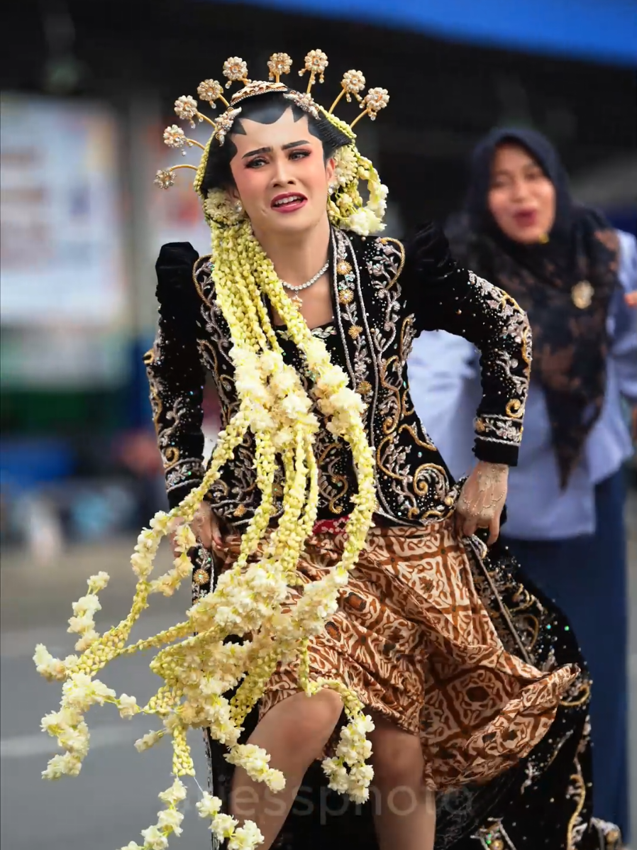 hoalah mbak 🥲 . mua @tribungawidodomua  muse @rosemyln_  . ARIESS PHOTO Wa 081 7171 88000 . . ▄▄▄▄▄▄▄▄▄▄▄▄▄▄▄▄▄▄▄▄ #ariessphoto #ariessportrait #weddingponorogo #infoponorogo #weddingmagetan #weddingngawi #weddingmadiun #weddingpacitan #weddingtrenggalek #weddingtulungagung 