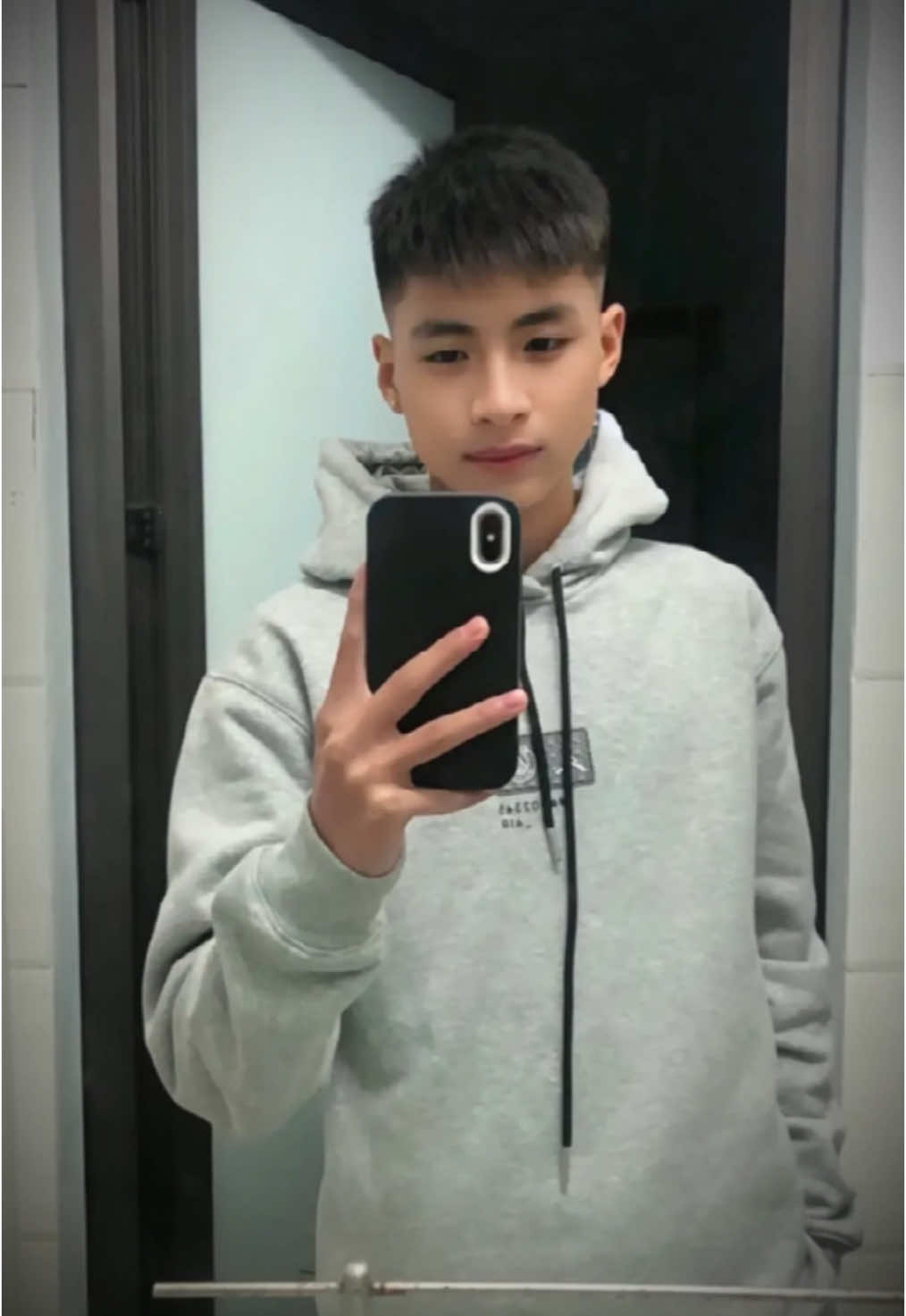 Mở đầu ngày mới cùng hotboy đến từ lớp 11B3 Lê Hải Bình, sở hữu khuôn mặt baby cute khiến bao nhiêu chị em mê đắm đuối. Chúc @Tui tên bình một ngày tốt lành #THTschool #fypシ゚ 