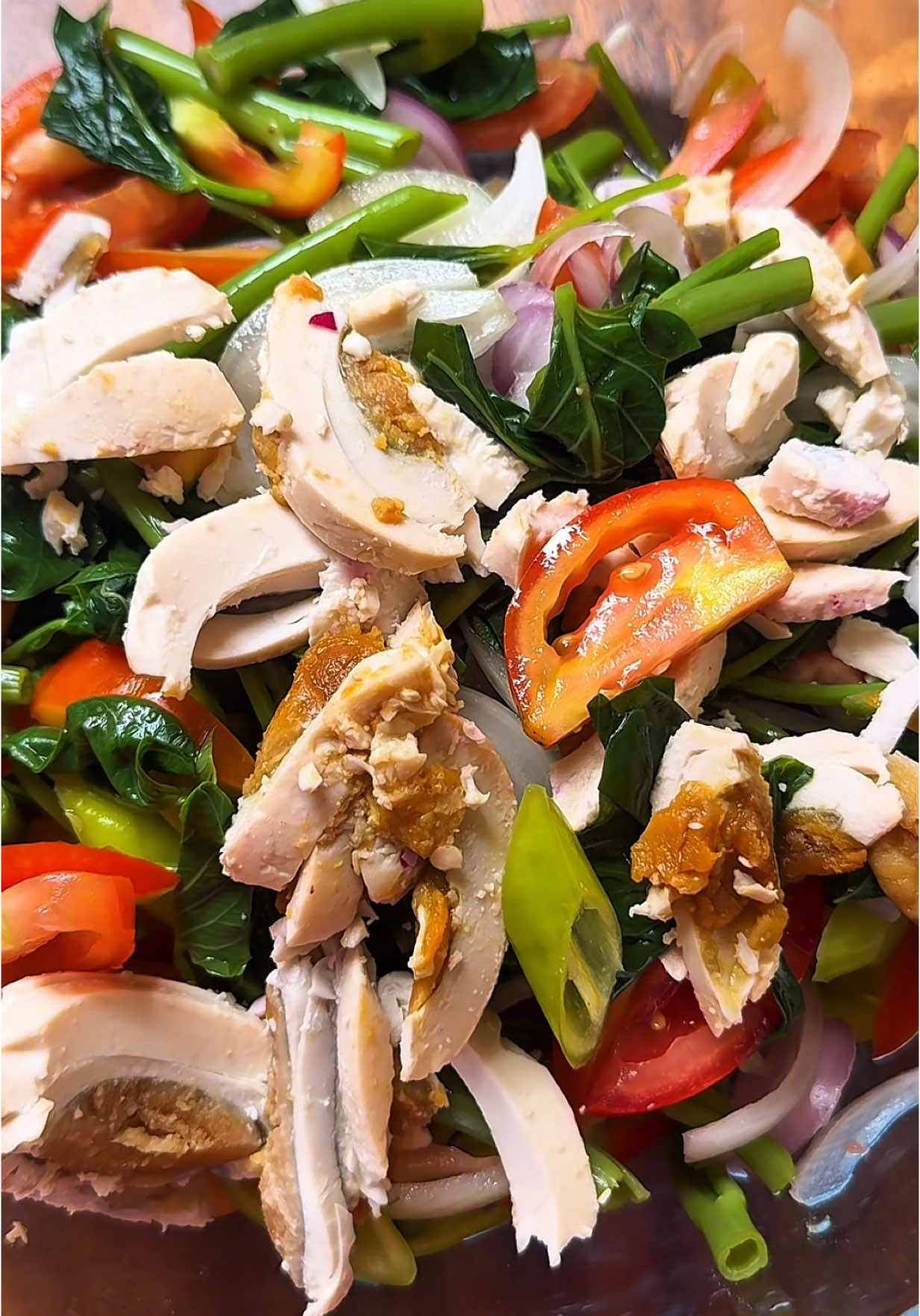 Inlove ako sa mga side dish na ganitong simple, healthy, pero sobrang satisfying! This Salted Egg & Kangkong Salad is packed with flavorsna may asim-tamis, konting anghang, at perfect crunch mula sa kangkong. Swak na swak siya sa fried fish, grilled meat, o kahit ulam na rin!  Kung gusto mo ng healthy food na hindi boring, try mo ‘to! Balance is key sa diet guys kaya dapat may gulay palagi!❤️🥗 #kangkong #gulayislife #healthylifestyle #sidedish #ulamideas #pinoyfood #resscipeko 