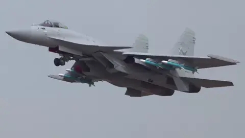Shenyang J-15, dijuluki “Flying Shark,” adalah pesawat tempur multirole buatan China yang dirancang khusus untuk beroperasi dari kapal induk. Pesawat ini dikembangkan oleh Shenyang Aircraft Corporation dan merupakan tulang punggung kekuatan udara angkatan laut Tiongkok, terutama untuk armada kapal induk seperti Liaoning dan Shandong. J-15 merupakan hasil pengembangan dari desain dasar Sukhoi Su-33 milik Rusia, namun telah dimodifikasi dan dilengkapi dengan elektronik, avionik, dan senjata buatan dalam negeri. Pesawat ini memiliki kemampuan untuk menyerang sasaran udara maupun permukaan, membawa berbagai jenis rudal udara-ke-udara, udara-ke-permukaan, serta bom berpemandu presisi. Dengan mesin kembar dan sayap lipat, J-15 mampu lepas landas dari kapal induk dengan sistem ski-jump (tanpa catapult), meskipun ini membatasi beban angkut senjata dan bahan bakar dibanding pesawat yang menggunakan sistem peluncur CATOBAR. Meski memiliki tampilan yang gagah dan daya tempur tinggi, J-15 kerap dikritik karena bobotnya yang berat dan keterbatasannya saat lepas landas dari kapal induk. Namun, China terus meningkatkan kemampuannya, dan J-15 tetap menjadi simbol ambisi maritim Beijing dalam memperkuat dominasi udara di lautan. Sebagai pesawat tempur carrier-based pertama milik China, J-15 memainkan peran penting dalam memperluas proyeksi kekuatan udara Tiongkok di kawasan Indo-Pasifik. #j15 #j15china #china #jet #fighterjet #shenyang #fyp #fypp #fyppp #fypppp 